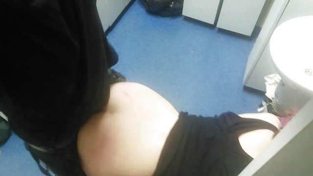 جنسیت بدون ثبت نام او ogler منتظر من بر روی عکسها وفیلمهای سکسی نیمکت و بدون شورت